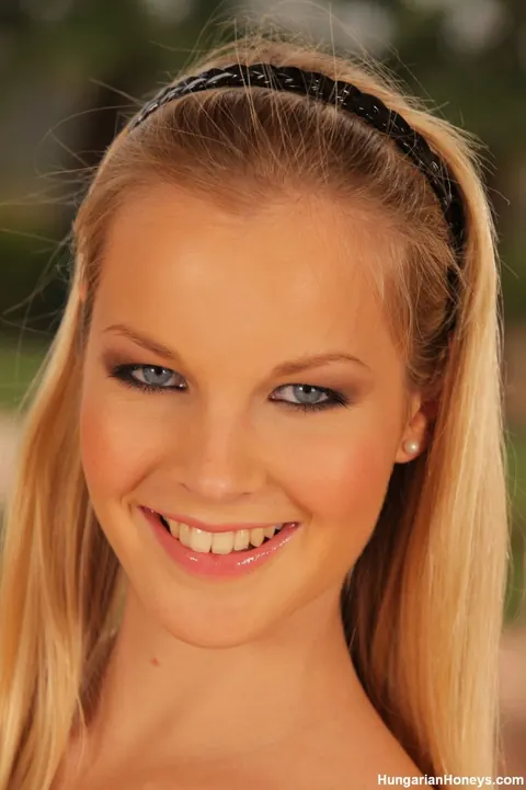 Malisa Moir: Hungarian Blonde Undresses and Shows Her Body – photo 2 of 21