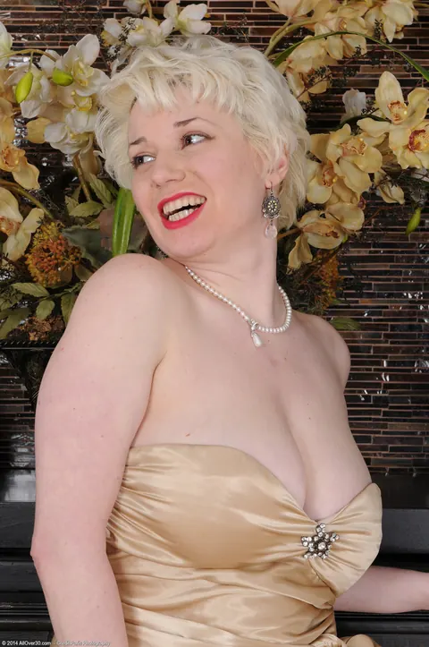 Goldie Ray: Thick Blonde MILF Strips Off Her Dress and Spreads Her Shaved Pussy – photo 2 of 21