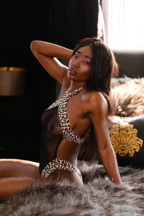 Mimi Desuka: African Brunette Reveals Her Big Tits and Tattoo – photo 2 of 21