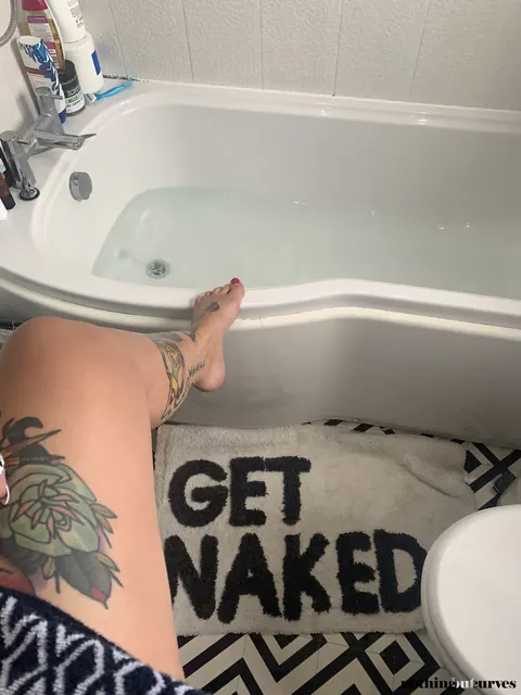 Tattooed BBW Shows Her Big Tits and Spreads in the Bathroom – photo 18 of 20