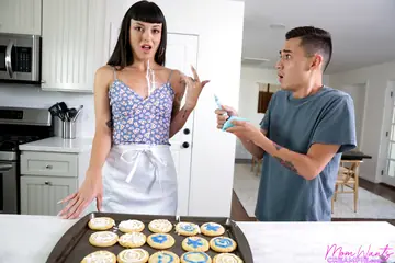 Charlie Valentine – Tall MILF Takes Anal and Pussy Creampie in the Kitchen