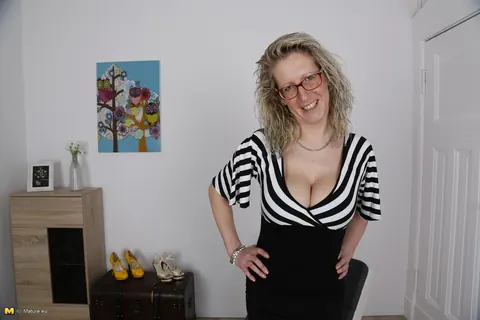 Jana Diskret: Busty German MILF Shows Her Natural Tits in Pantyhose and Glasses – photo 1 of 15