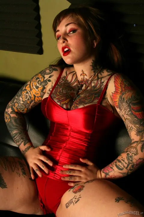 Adahlia: Thick Brunette in Lingerie Masturbates with a Dildo and Pill Bottles – photo 6 of 17