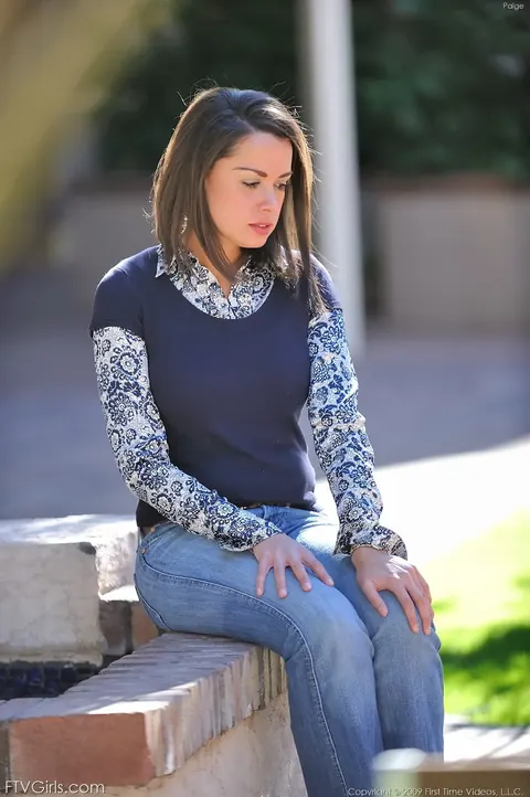 Tall MILF in Heels and Jeans Poses Outdoors – photo 5 of 20