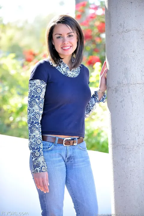 Tall MILF in Heels and Jeans Poses Outdoors – photo 9 of 20