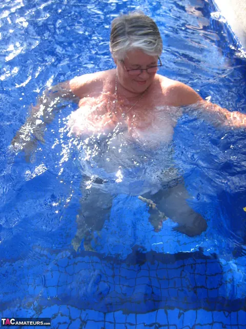 Curvy Woman Strips Nude and Skinny Dips in the Backyard Pool – photo 7 of 20