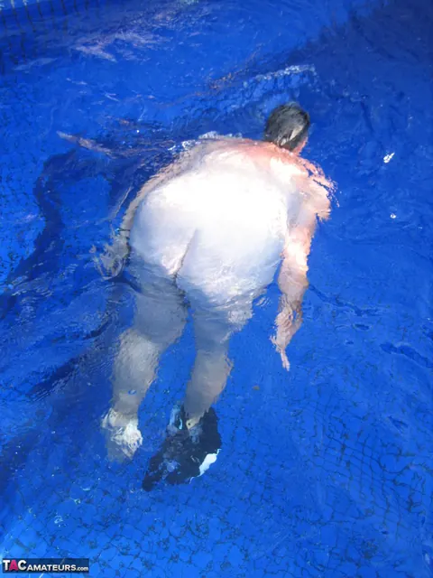 Curvy Woman Strips Nude and Skinny Dips in the Backyard Pool – photo 11 of 20