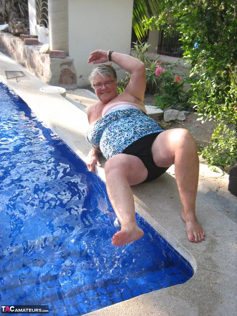 Curvy Woman Strips Nude and Skinny Dips in the Backyard Pool – photo 4 of 20