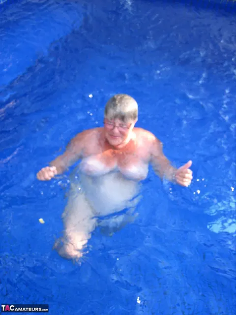 Curvy Woman Strips Nude and Skinny Dips in the Backyard Pool – photo 12 of 20