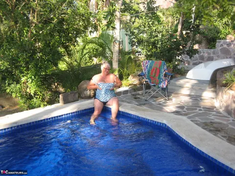 Curvy Woman Strips Nude and Skinny Dips in the Backyard Pool – photo 2 of 20