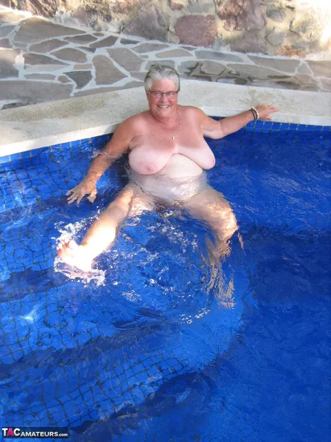 Curvy Woman Strips Nude and Skinny Dips in the Backyard Pool – photo 13 of 20