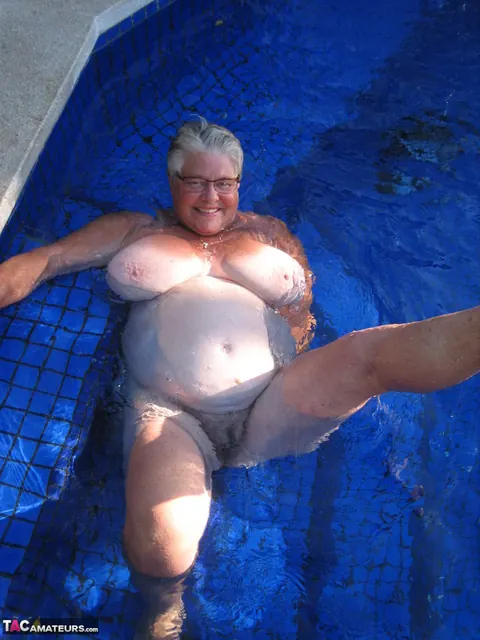 Curvy Woman Strips Nude and Skinny Dips in the Backyard Pool – photo 16 of 20