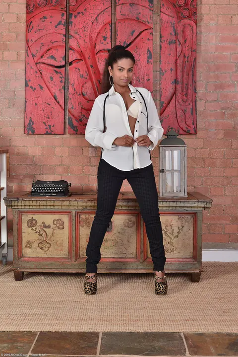 Alishaaa Mae: Ebony MILF with Small Natural Tits Undresses and Poses – photo 7 of 21