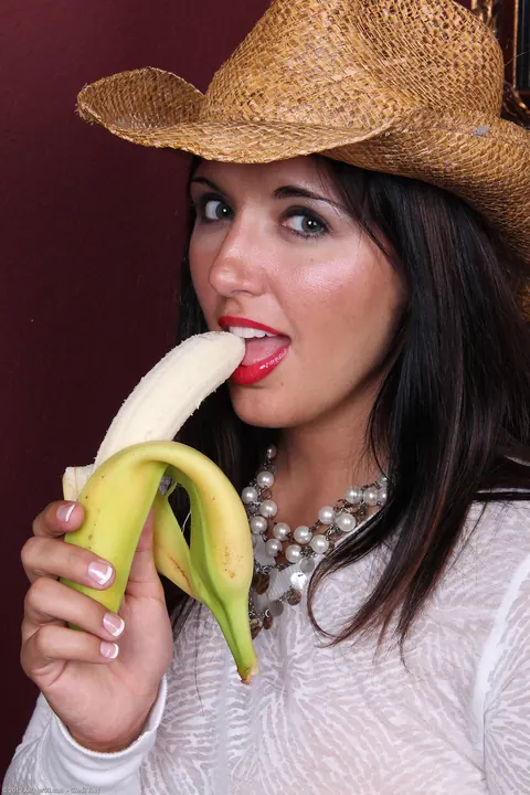 Toni Maddux: Brunette Latina MILF Spreads and Masturbates with a Banana – photo 4 of 21