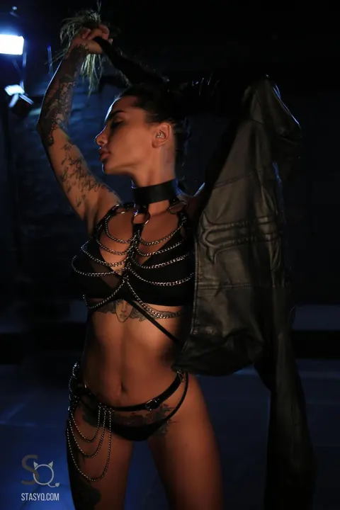 SunnyQ: European Brunette in Heels and Chains Poses Nude in a Dungeon – photo 11 of 21