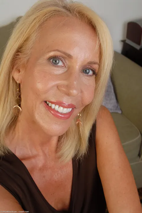 Erica Lauren: Skinny Blonde MILF in Panties Shows Her Hairy Bush – photo 1 of 21