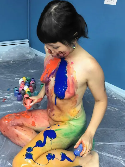 Yuka Ozaki: Chubby Asian MILF Strips Out of Her Skirt and Smears Paint Outdoors – photo 6 of 21