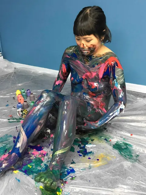 Yuka Ozaki: Chubby Asian MILF Strips Out of Her Skirt and Smears Paint Outdoors – photo 19 of 21