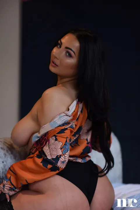 Foxy Lucina: BBW Brunette Shows Off Her Big Natural Tits – photo 15 of 20
