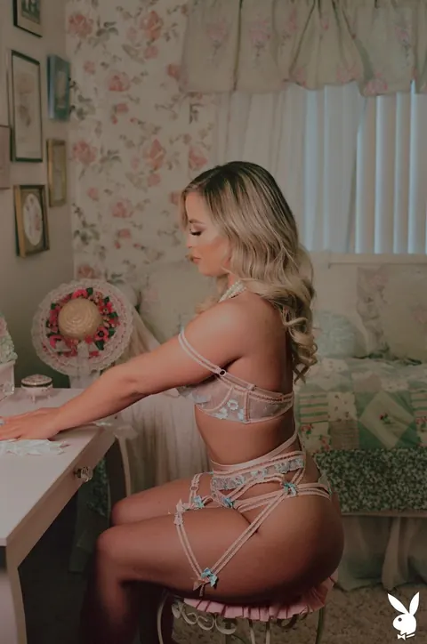 Thick Woman Strips Off Her Lingerie and Shows Her Body – photo 3 of 21