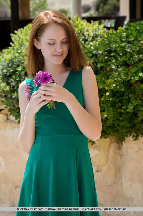 Alice May: Redhead MILF in Glasses Reveals Her PAWG Ass on the Balcony – photo 2 of 18