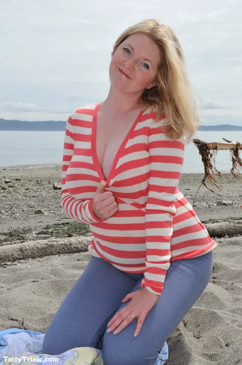Tasty Trixie: Thick Blonde MILF Strips Out of Her Yoga Pants on the Beach – photo 5 of 20