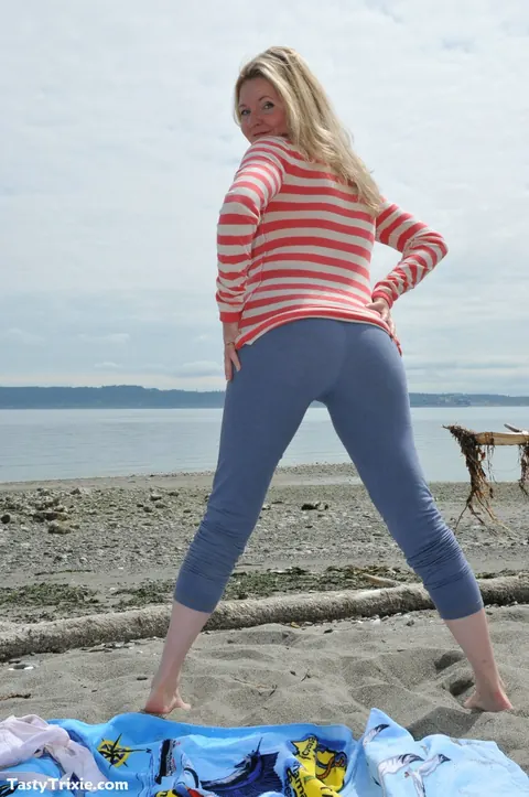 Tasty Trixie: Thick Blonde MILF Strips Out of Her Yoga Pants on the Beach – photo 3 of 20