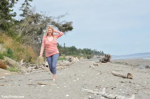 Tasty Trixie: Thick Blonde MILF Strips Out of Her Yoga Pants on the Beach – photo 2 of 20