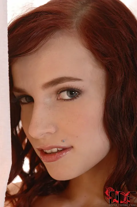 Leila Smith: Czech PAWG Redhead Spreads Her Shaved Pussy on the Bed – photo 1 of 21
