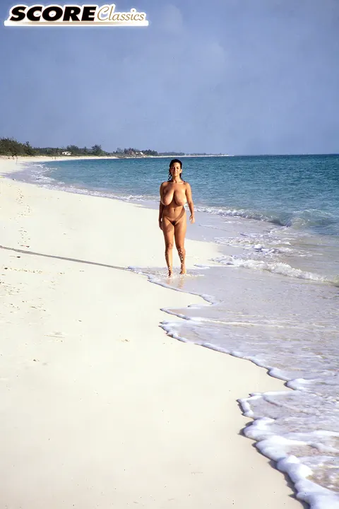 Devon Daniels: Busty Brunette MILF Flaunts Her Natural Tits on the Beach – photo 11 of 16