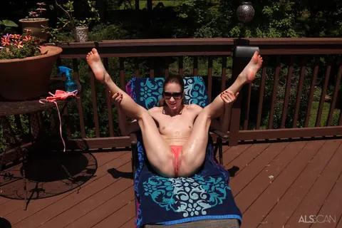 Nadia Noja: Brunette PAWG Spreads Her Labia in a Bikini on the Balcony – photo 7 of 16