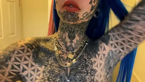 Amber Luke: Tattooed Blonde Spreads Her Shaved Pussy in the Bathroom – photo 9 of 16