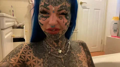 Amber Luke: Tattooed Blonde Spreads Her Shaved Pussy in the Bathroom – photo 16 of 16