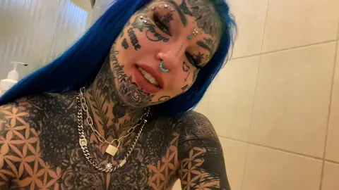 Amber Luke: Tattooed Blonde Spreads Her Shaved Pussy in the Bathroom – photo 11 of 16