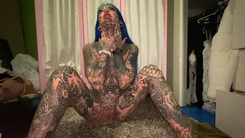 Amber Luke: Tattooed Blonde Spreads Her Shaved Pussy in the Bathroom – photo 4 of 16