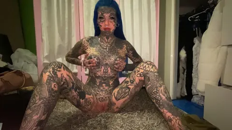 Amber Luke: Tattooed Blonde Spreads Her Shaved Pussy in the Bathroom – photo 3 of 16