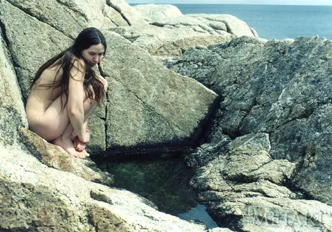 Naked Woman Spreads Her Pussy Wide on the Beach – photo 5 of 18