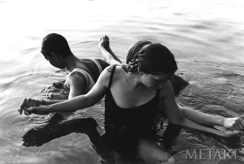 Naked Woman Spreads Her Pussy Wide on the Beach – photo 12 of 18