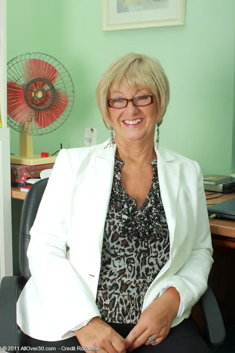 Mature Secretary Spreads Her Legs in Stockings at Her Desk – photo 1 of 10