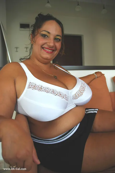 Curvy Latina MILF Poses Topless Displaying Her Huge Saggy Tits – photo 1 of 20