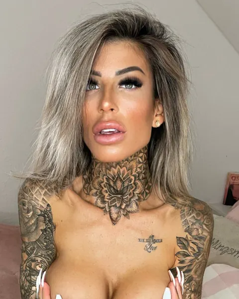 Amateur Tattooed Babe Strips Nude and Poses – photo 5 of 9