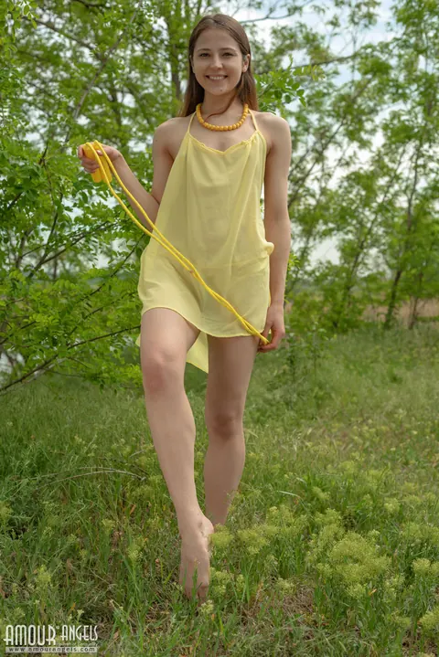 Brunette Strips Out of Her Skirt and Spreads Outdoors – photo 1 of 20