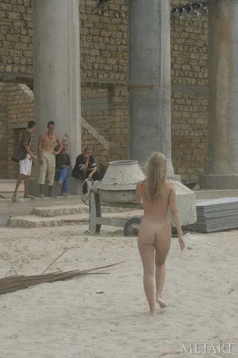 Amateur Babe Poses Nude on a Sandy Beach – photo 10 of 19