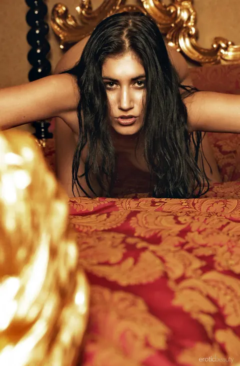 Woman Strips Nude and Poses Front and Back for Glamour Shoot – photo 9 of 21