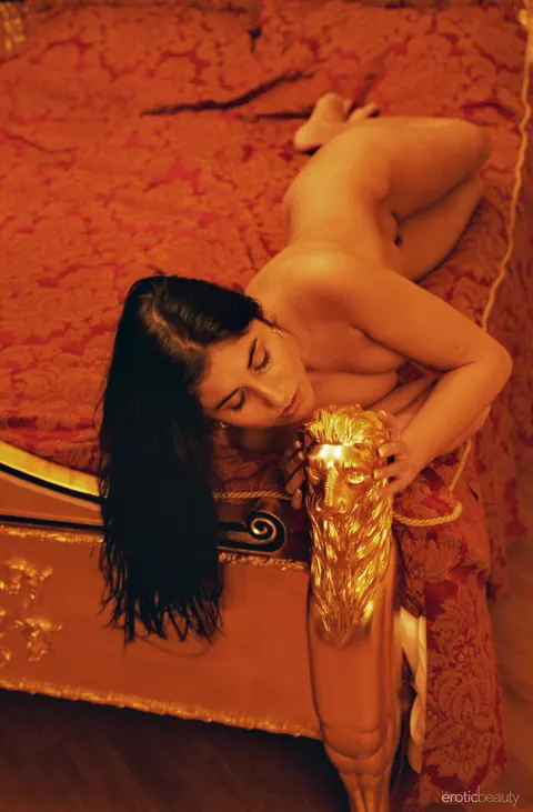 Woman Strips Nude and Poses Front and Back for Glamour Shoot – photo 18 of 21