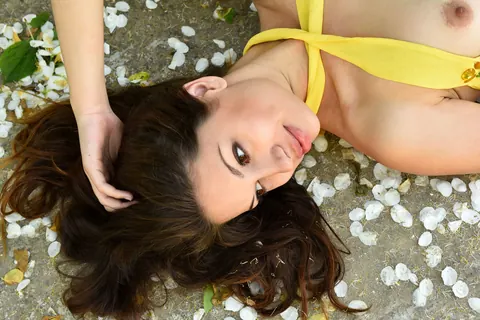 Woman Poses Fully Nude for a Glamour Shoot – photo 13 of 21