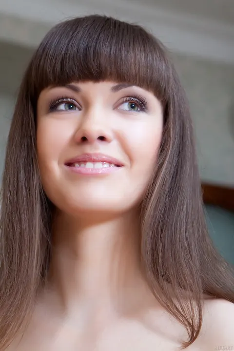 Candy Rose: Tall Russian Brunette Undresses and Spreads Her Shaved Pussy – photo 2 of 21