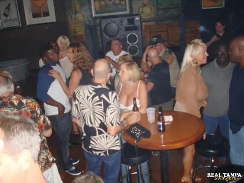 Dee Delmar & Tracy Lick: Tall MILF Fucks and Kisses at the Bar – photo 8 of 21