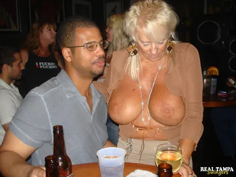 Dee Delmar & Tracy Lick: Tall MILF Fucks and Kisses at the Bar – photo 14 of 21
