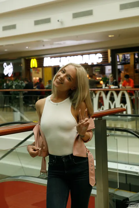 Blonde Flashes Her Tit on a City Street – photo 1 of 13